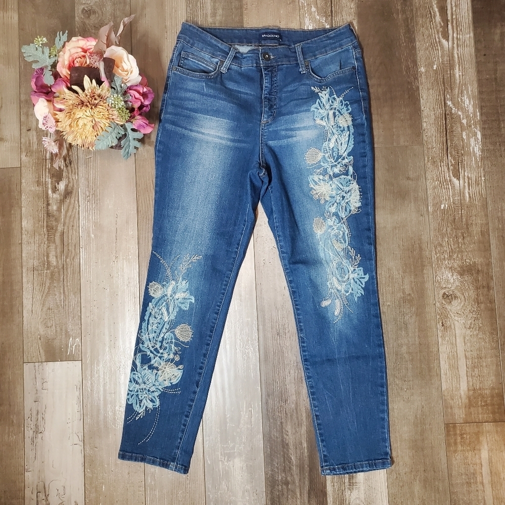 Bandolino Mandie Crop Dark Wash Floral Embroidered Women's Denim Jeans Size 10 - Picture 1 of 16